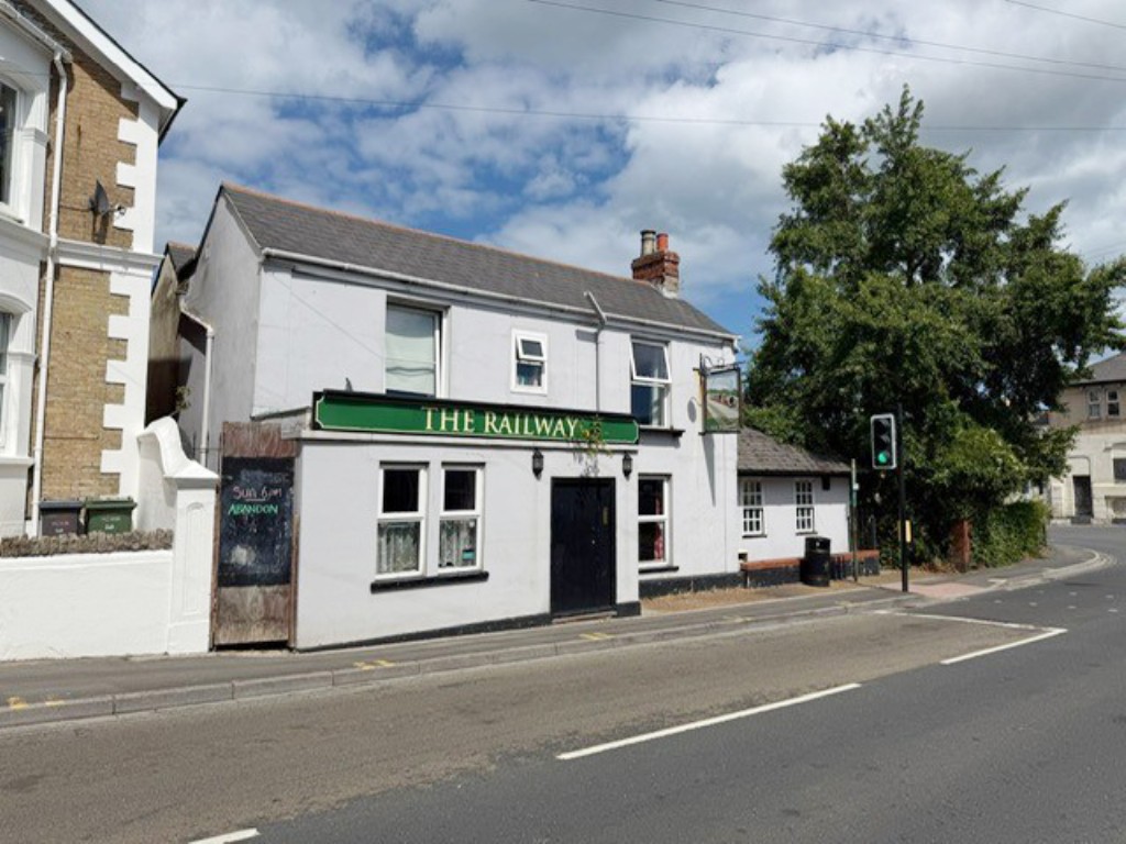 Lot: 111 - FREEHOLD TOWN CENTRE PUBLIC HOUSE WITH TWO-BEDROOM FLAT AND GARDENS - Front of the Building